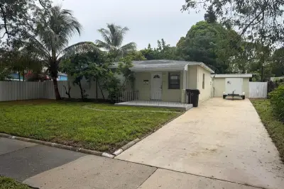 3033 Clyde Rd, West Palm Beach: photo 1 of 2