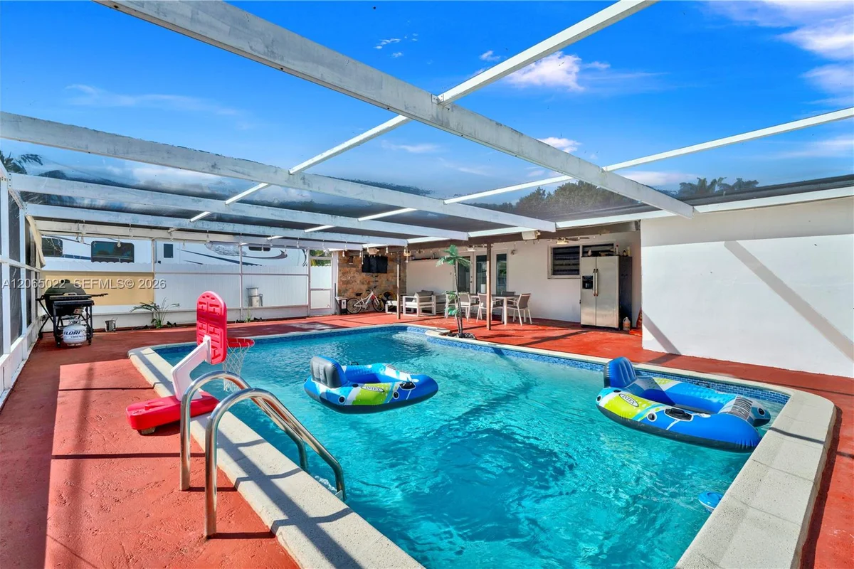 10100 Nicaragua Dr, Cutler Bay: photo 1 of 32