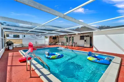 10100 Nicaragua Dr, Cutler Bay: photo 1 of 32
