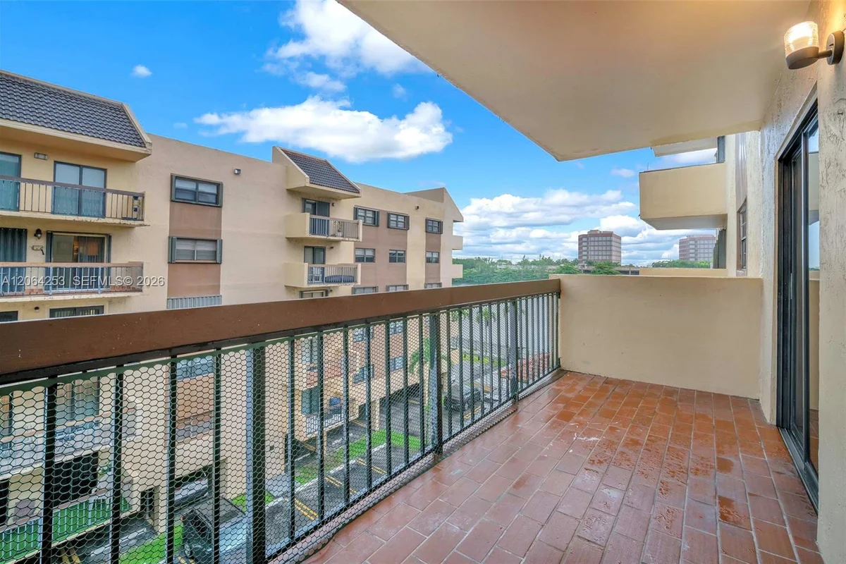 5249 NW 7th St #416, Miami: photo 1 of 22