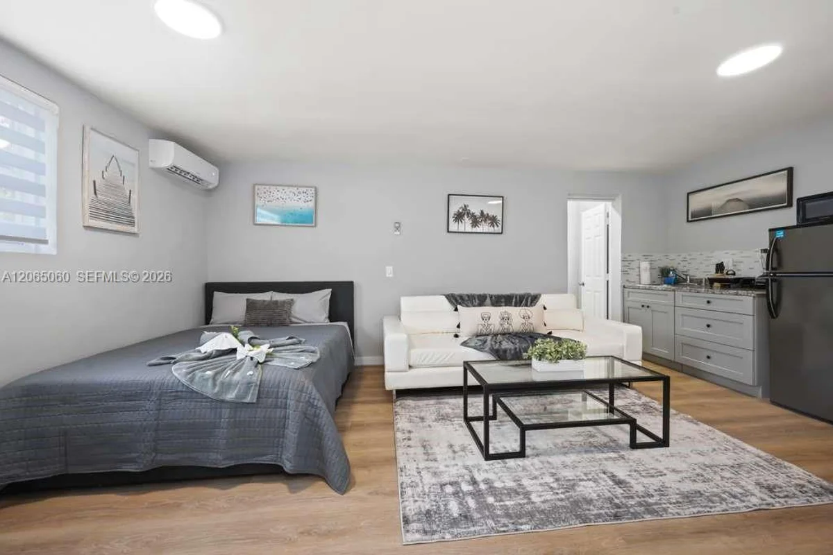 213 Columbus Pkwy #2, Hollywood: photo 1 of 5