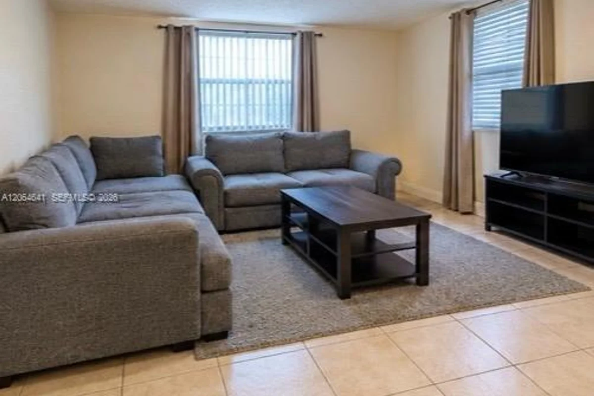 652 NW 3rd St #305, Miami: photo 1 of 5