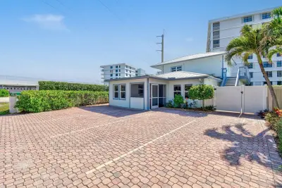 941 Ocean Dr, Juno Beach: photo 1 of 27