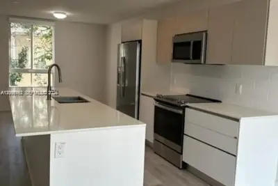 2561 NE 193rd St #1208, Miami: photo 1 of 17