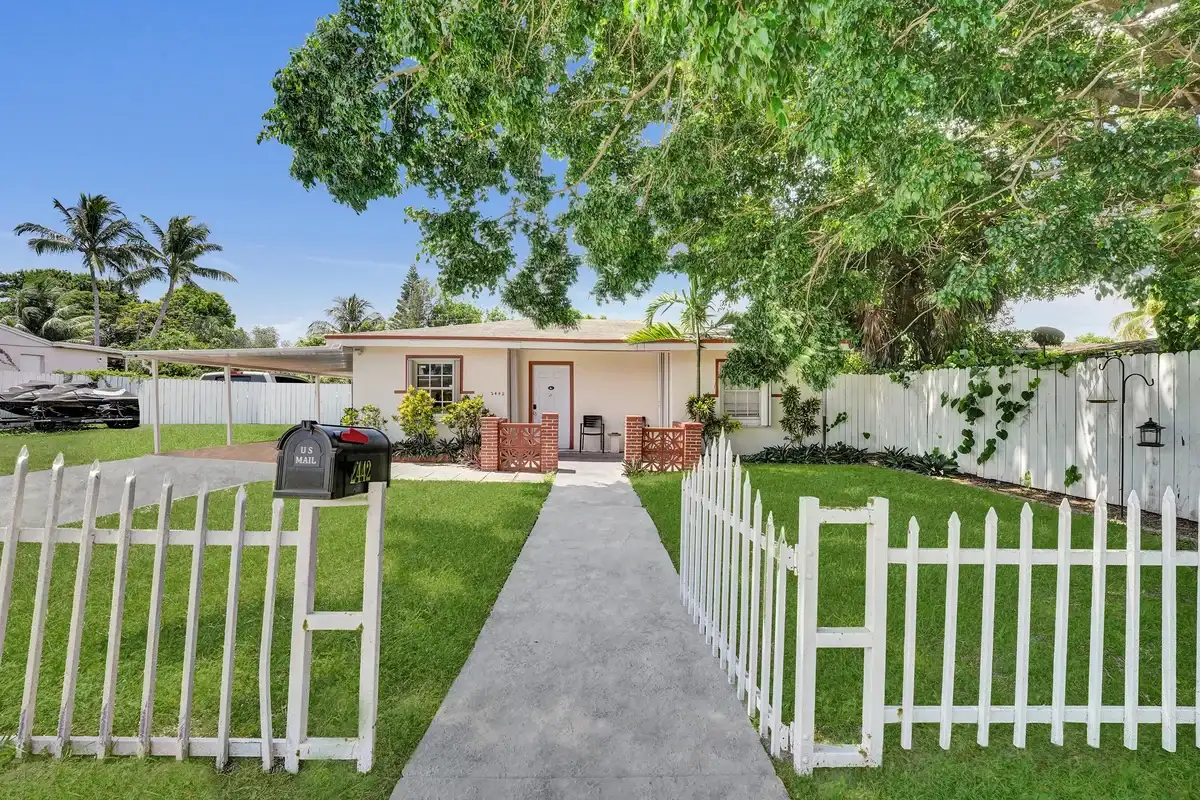 2442 Funston St, Hollywood: photo 1 of 15