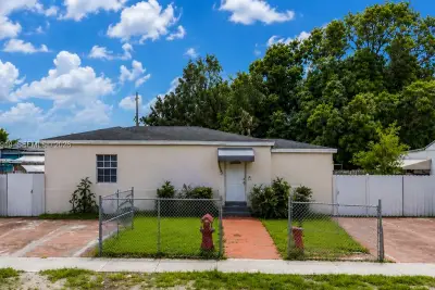 580 SE 2nd St, Hialeah: photo 1 of 3
