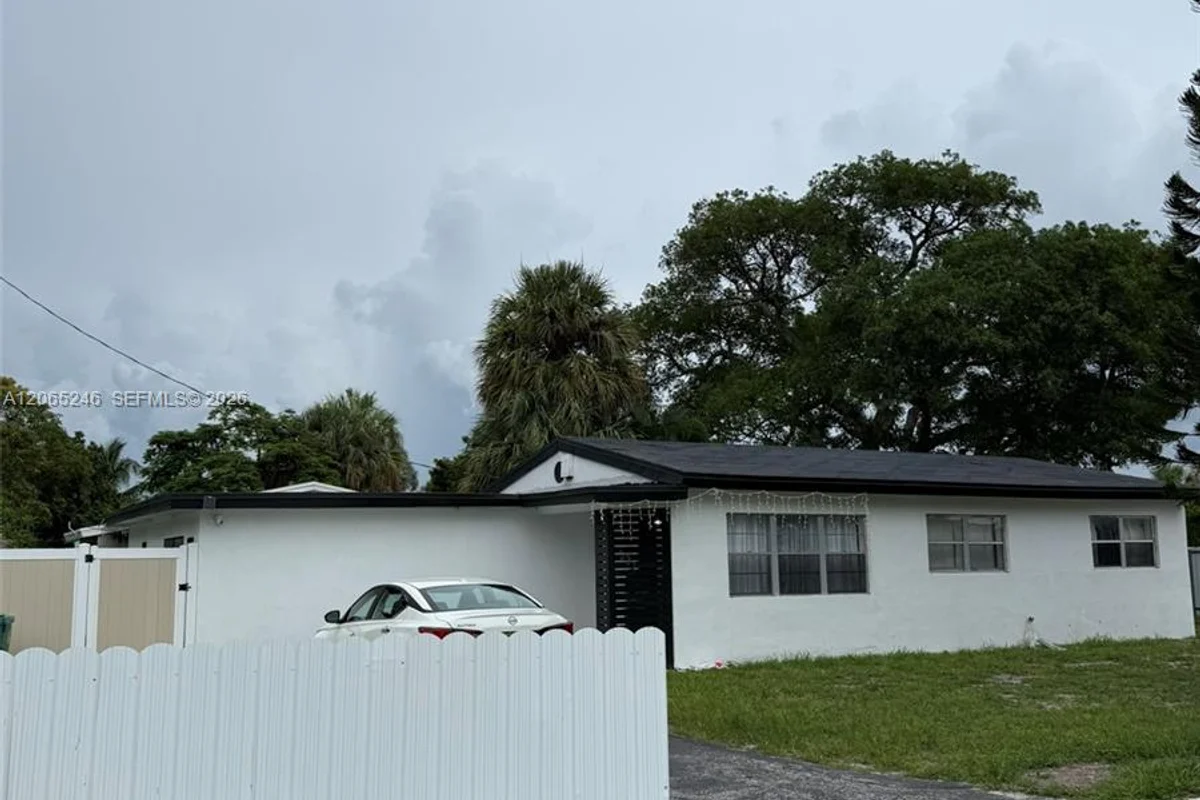 331 NW 39th Ave, Lauderhill: photo 1 of 13