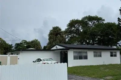 331 NW 39th Ave, Lauderhill: photo 1 of 13