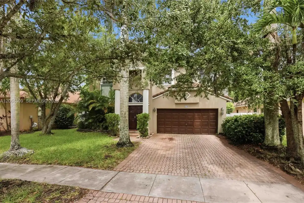 1040 NW 185th Ave, Pembroke Pines: photo 1 of 21