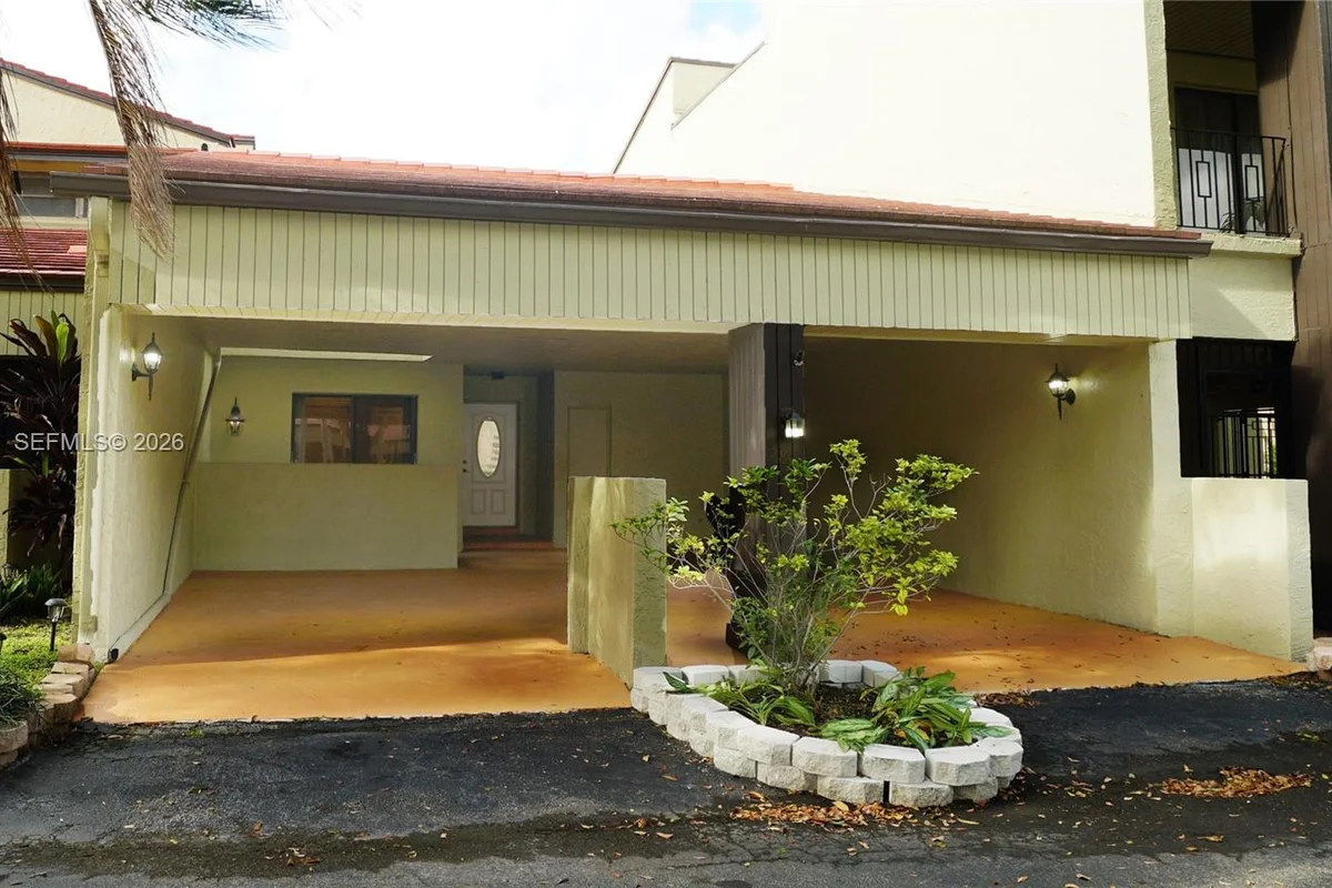 3823 Estepona Ave, Doral: photo 1 of 27