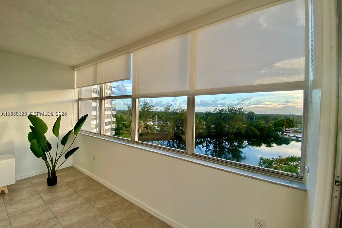 1300 NE Miami Gardens Dr #713E, Miami: photo 1 of 10