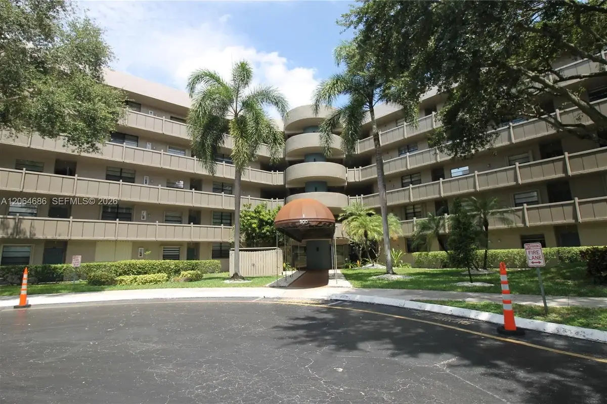 900 Colony Point Cir #216, Pembroke Pines: photo 1 of 41
