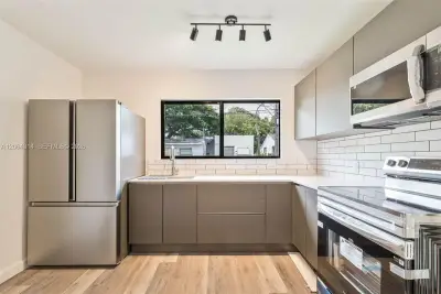 25 NW 78th St #1, Miami: photo 1 of 34