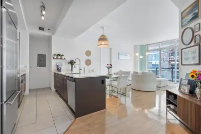 55 SE 6th St #4305, Miami: photo 1 of 18