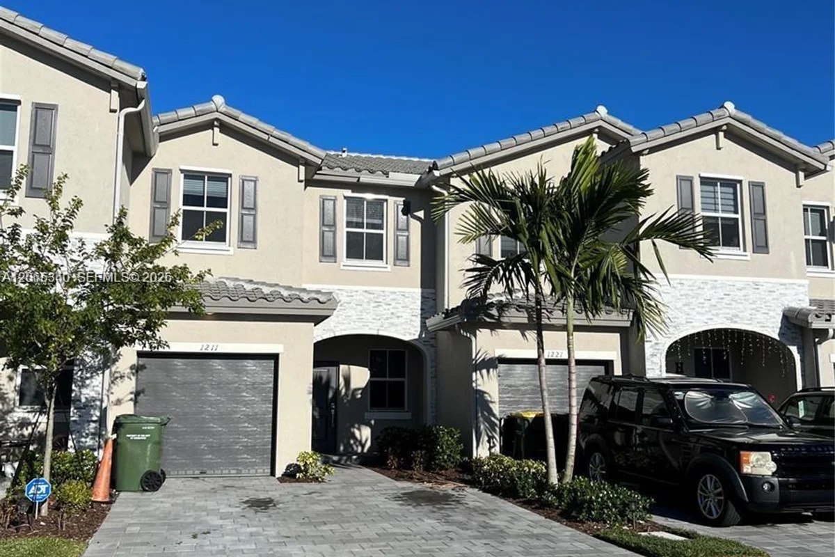 1211 SE 27th Ter, Homestead: photo 1 of 11
