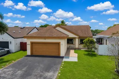 18772 NW 80th Ct, Hialeah: photo 1 of 46