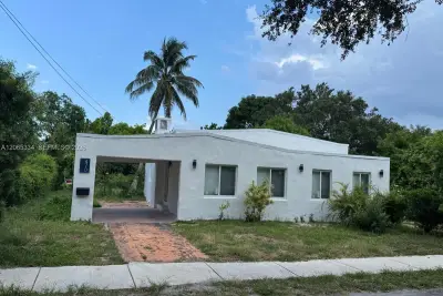 470 NE 130th St, North Miami: photo 1 of 12