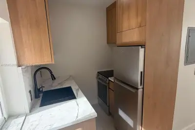 2436 SW 7th St #10, Miami: photo 1 of 8