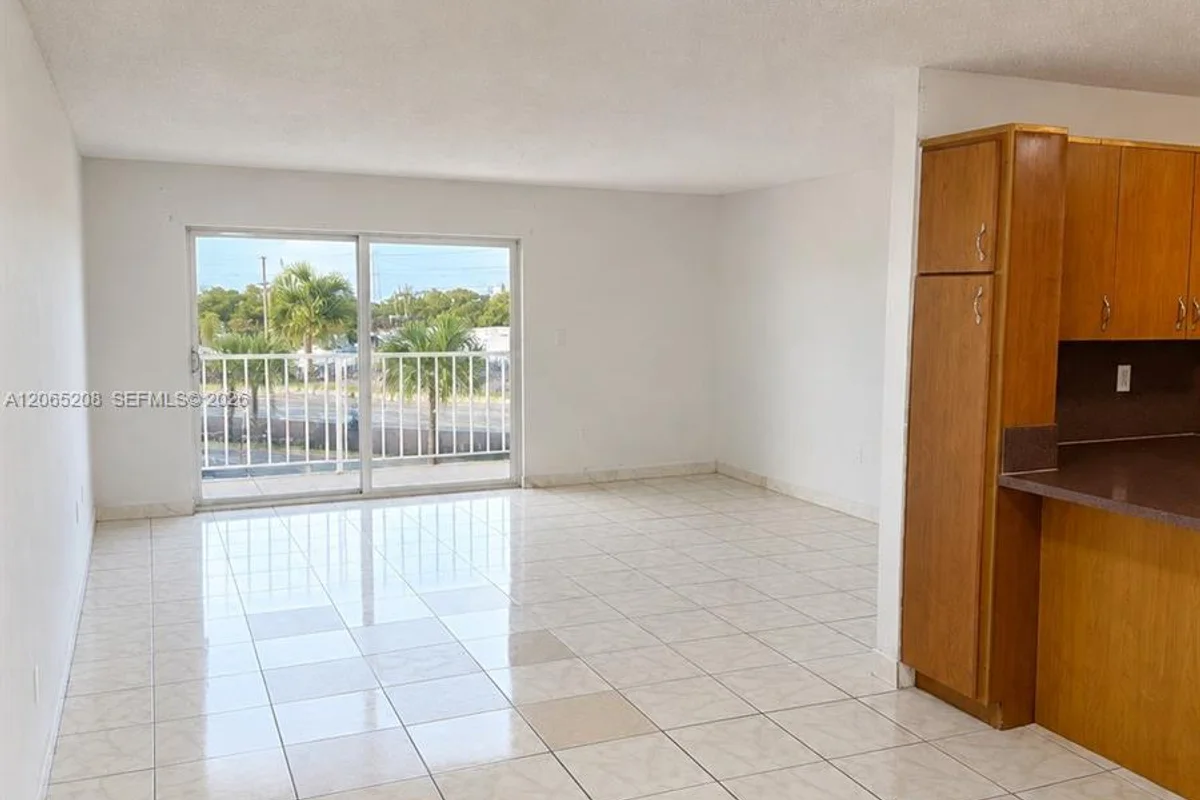 555 NE 123rd St #215-D, North Miami: photo 1 of 16