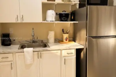15862 SW 140th St, Miami: photo 1 of 7
