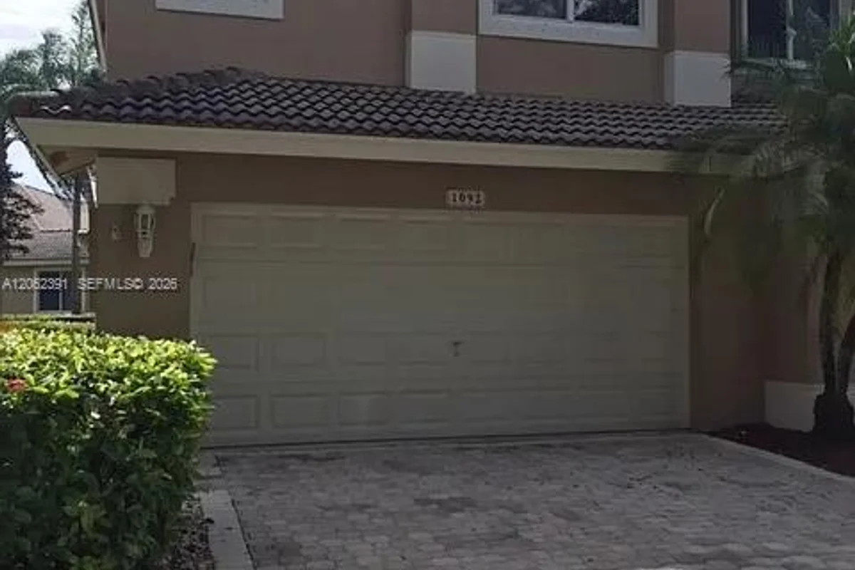 1092 SW 158th Ave, Pembroke Pines: photo 1 of 15