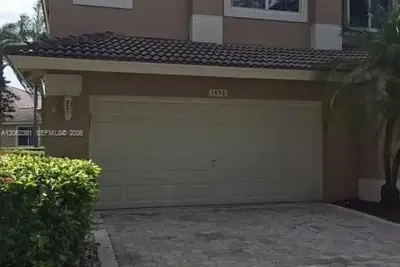 1092 SW 158th Ave, Pembroke Pines: photo 1 of 15