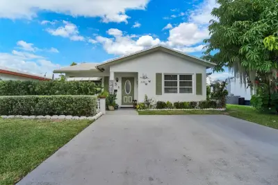 7107 NW 73rd St, Tamarac: photo 1 of 34