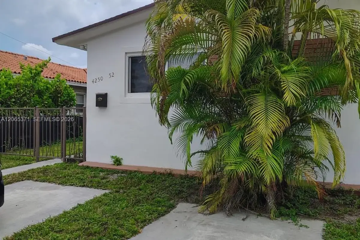 4252 NW 3rd St, Miami: photo 1 of 20
