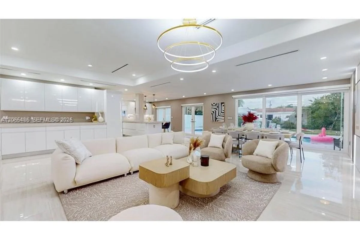 2335 NE 194th St, Miami: photo 1 of 20