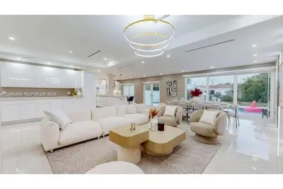2335 NE 194th St, Miami: photo 1 of 20