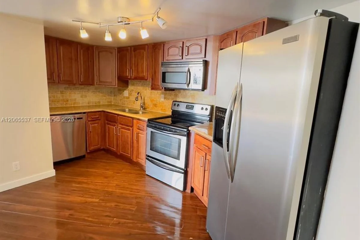 800 Parkview Dr #611, Hallandale Beach: photo 1 of 18