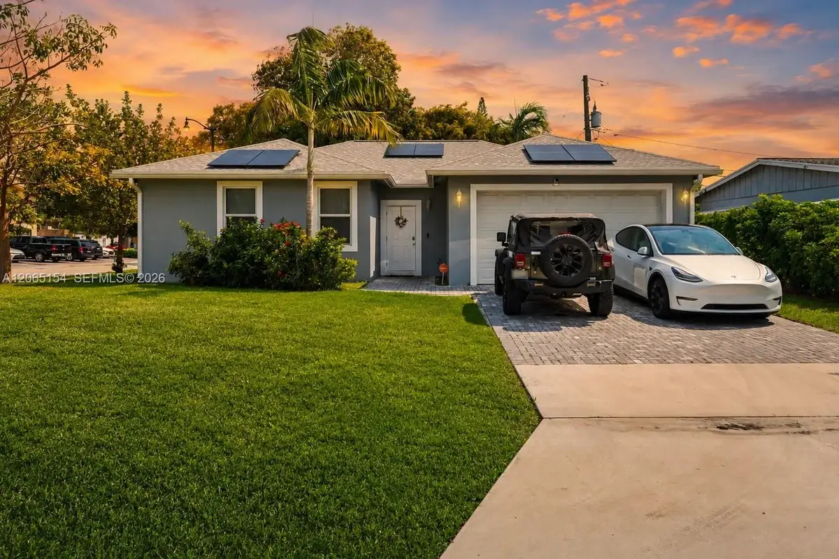 1686 NE 30th St, Pompano Beach: photo 1 of 20
