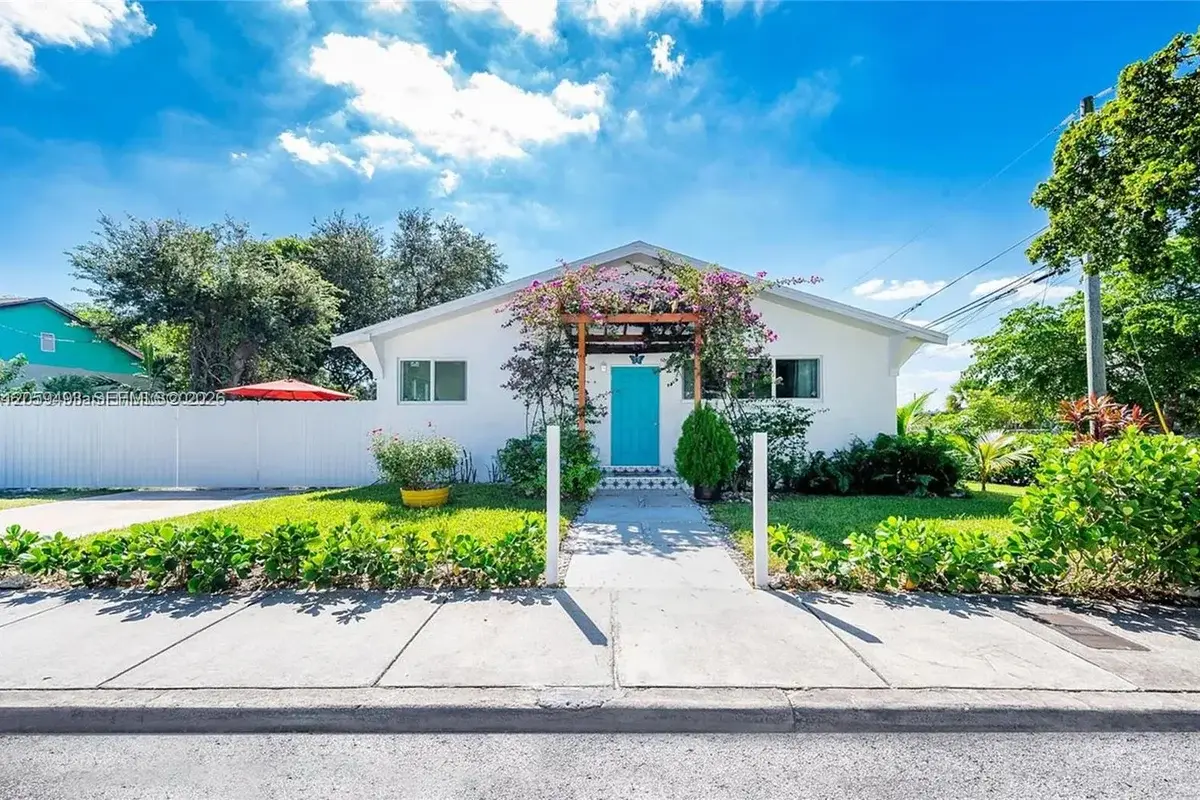 House in Miami: photo 1 of 27