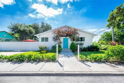 House in Miami: photo 1 of 27
