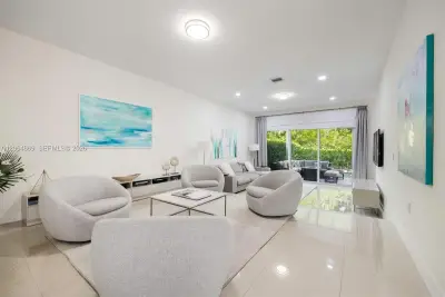 5230 NW 104th Ct, Doral: photo 1 of 25