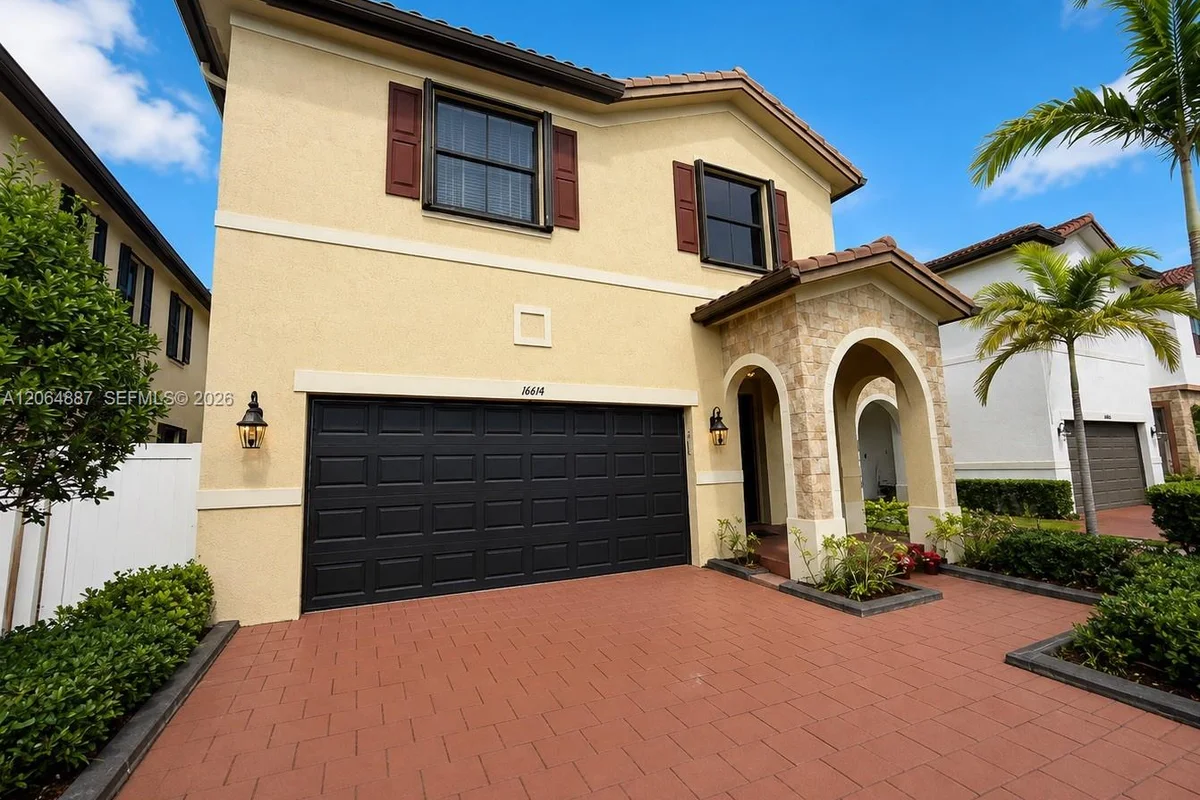 10614 W 35th Ln, Hialeah: photo 1 of 20