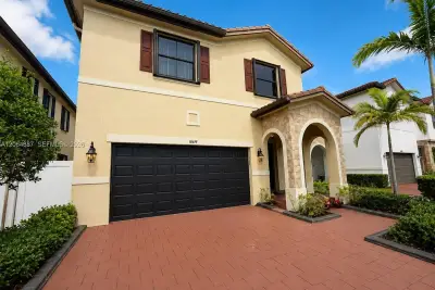 10614 W 35th Ln, Hialeah: photo 1 of 20