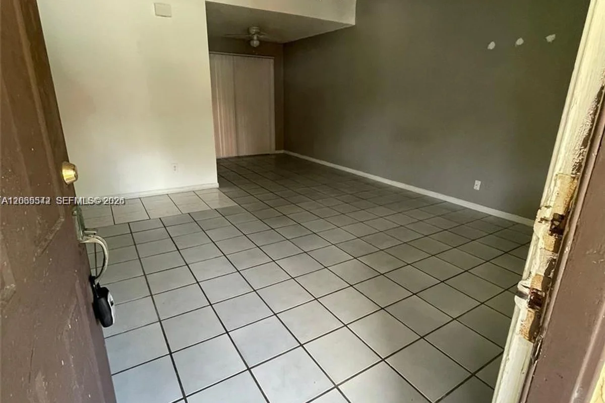 Condo in West Palm Beach: photo 1 of 7