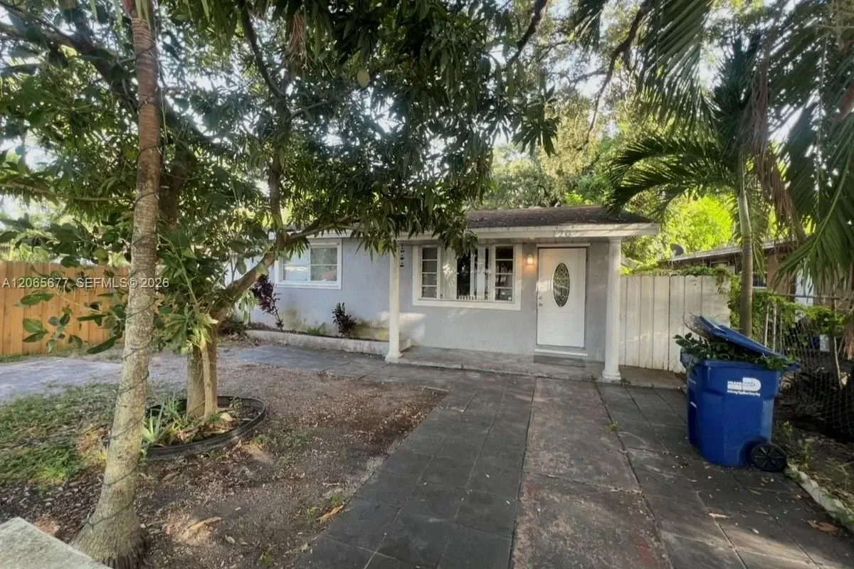 120 NE 185th Ter, Miami: photo 1 of 14