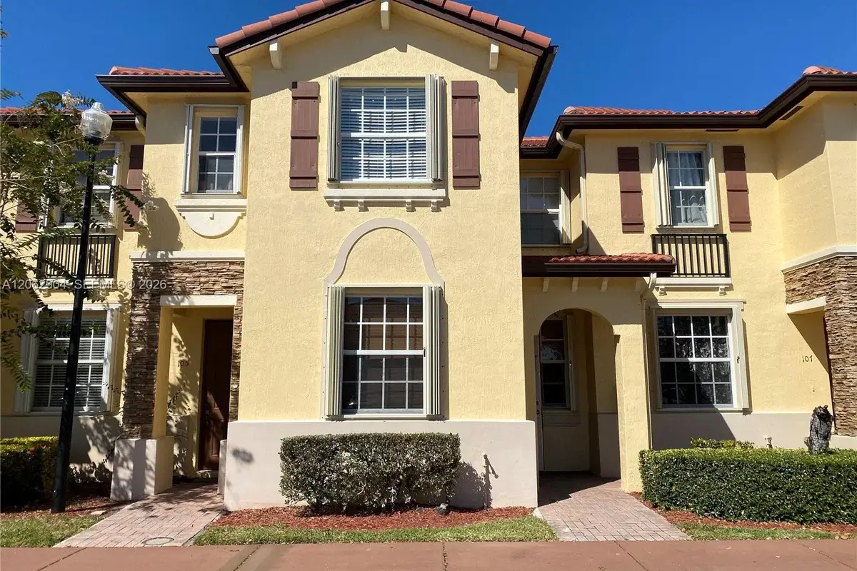 Townhouse in Homestead: photo 1 of 14