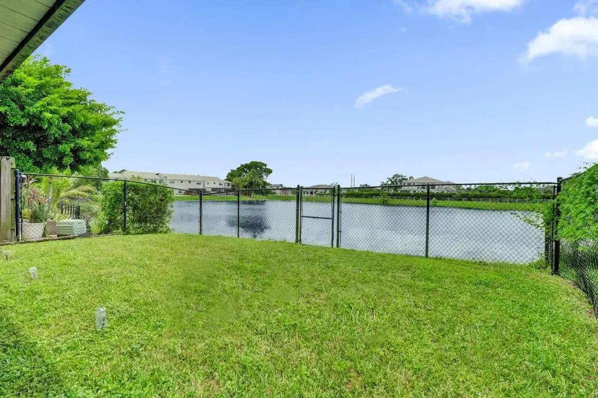 4737 Grapevine Way, Davie: photo 1 of 38