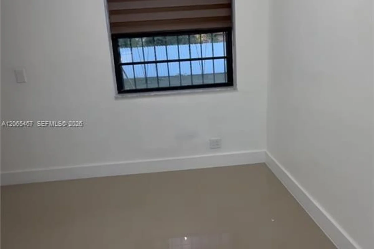41 NE 195th St, Miami: photo 1 of 8