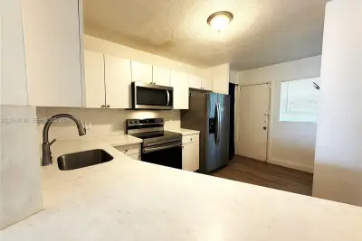 1770 NE 191st St #204-1, Miami: photo 1 of 11