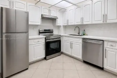 1621 Collins Ave #402, Miami Beach: photo 1 of 38