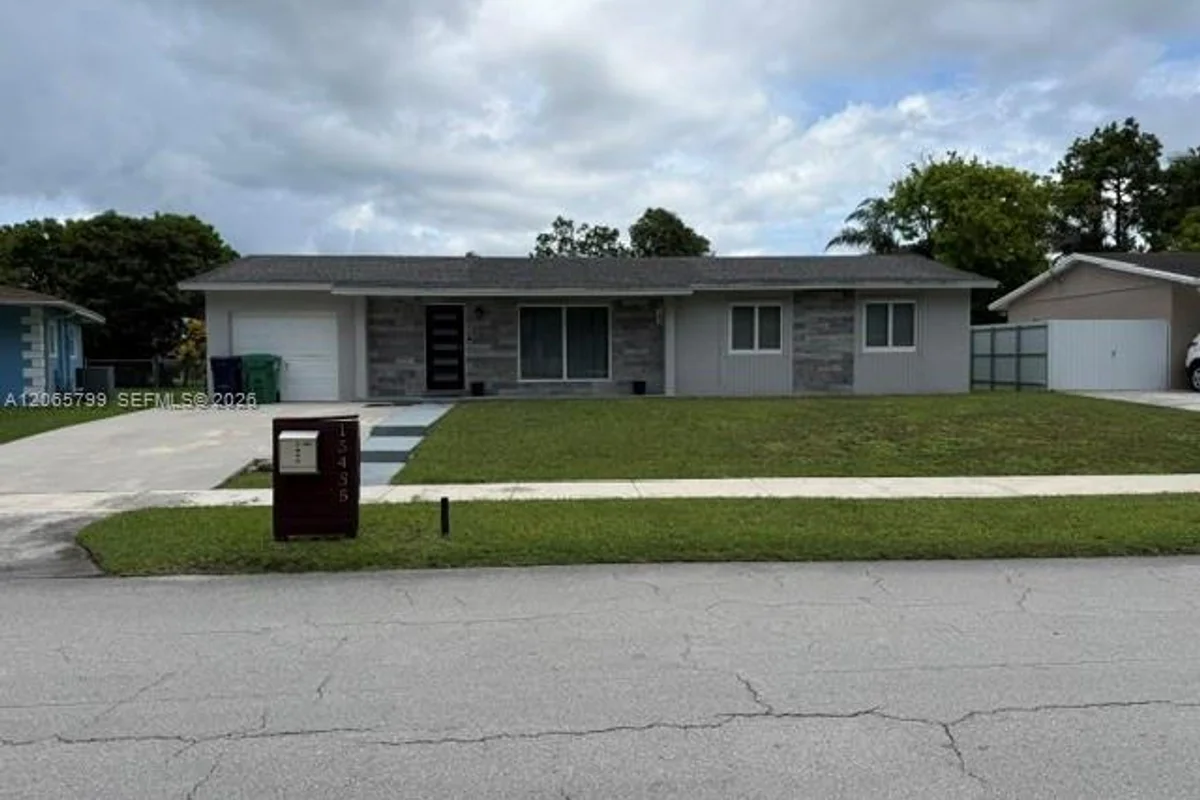 15435 SW 108th Ct, Miami: photo 1 of 18