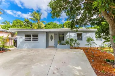 951 NE 157th Ter, North Miami Beach: photo 1 of 12
