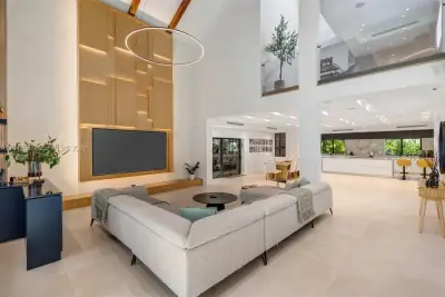 1977 S Oak Haven Cir, Miami: photo 1 of 47