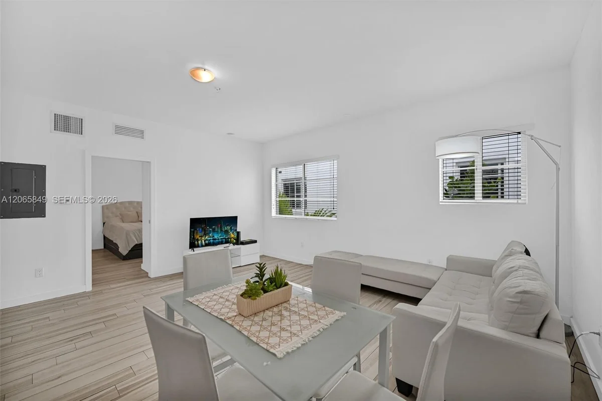 1560 Meridian Ave #207, Miami Beach: photo 1 of 23
