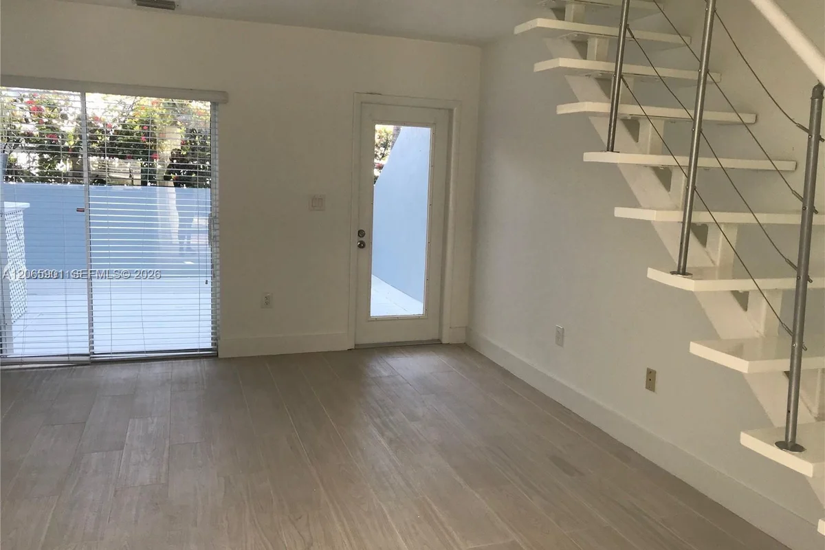 Condo in Key Biscayne: photo 1 of 14