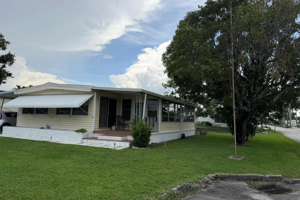 1801 SW 84th Ave, Davie: photo 1 of 14